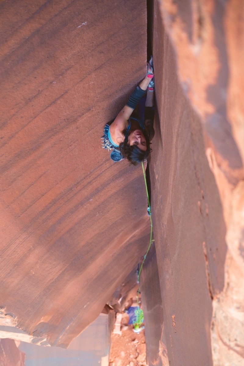 Gisely Ferraz crack climbing