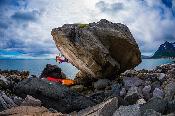 Rannveig Aadmodt bouldering in Norway
